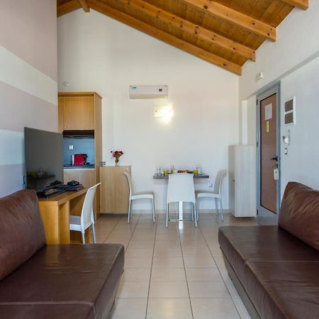 Isida Hotel Agia Marina Dış mekan fotoğraf