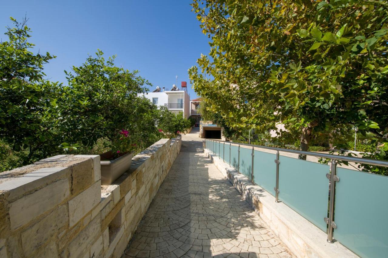 Isida Hotel Agia Marina Dış mekan fotoğraf