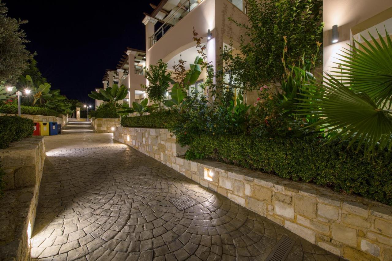 Isida Hotel Agia Marina Dış mekan fotoğraf